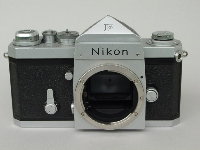 Nikon F Gehäuse - links: Abblendtaste, Selbstauslöser, Spiegelarretierung - rechts: Bajonettentriegelung (Foto: Harald Schwarzer)